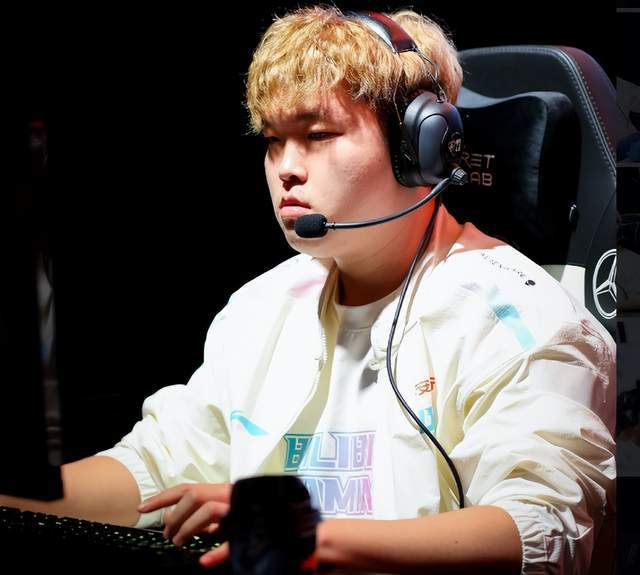 但團隊背後 但團隊背後